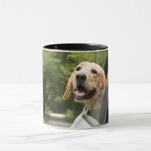 Golden Labrador in Rearview Mirror Mok (Midden)