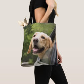 Golden Labrador in Rearview Mirror Tote Bag (Dichtbij)