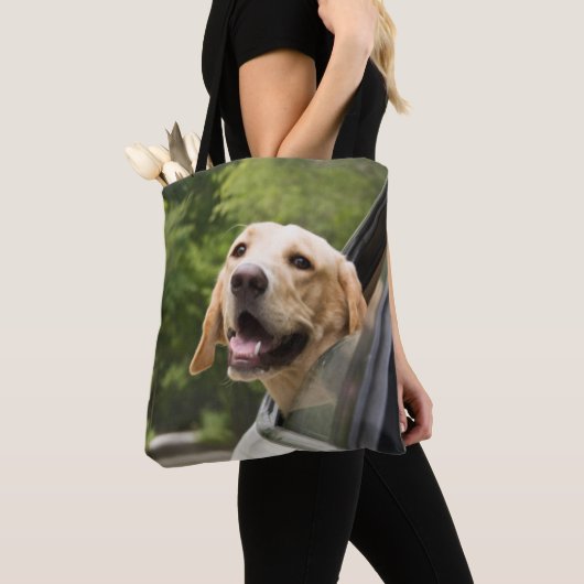 Golden Labrador in Rearview Mirror Tote Bag (Dichtbij)