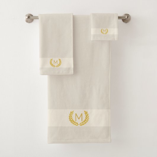 Golden Laurel en Monogram op Light Sand Beige Bad Handdoek (Insitu)