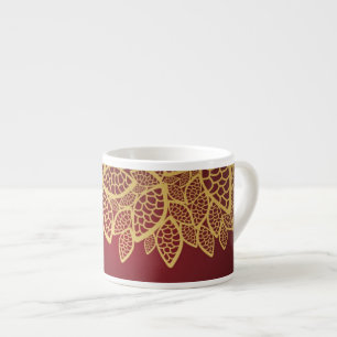 Golden leaf op rode achtergrond espresso kop