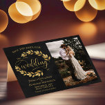 Golden Leaves op Black met Photo Rustic Wedding Save The Date<br><div class="desc">Deze prachtige bruiloft Save the Date-kaart is voorzien van een roestzwart en goudkleurig design met een modern scriptlettering en van handbeschilderde gouden waterverf bladeren, wijnstokken of bladeren. Er is ruimte voor je foto, de naam van het paar en de trouwlocatie. Deze kaart is elegant, stijlvol en chic en is een...</div>