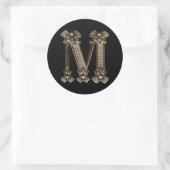 Golden Letter M Initiaal of Monogram op zwart Ronde Sticker (Tas)