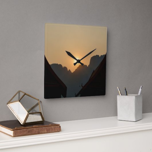 Golden light on the peaks: sunset in Vang Vieng Vierkante Klok (Kantoor)