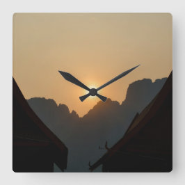 Golden light on the peaks: sunset in Vang Vieng Vierkante Klok