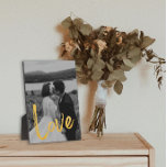 Golden LOVE Script Easel Personaliseer Foto Fotoplaat<br><div class="desc">Deze charmante tabletop Modern Gold LOVE Script EAsel Personaliseert Foto Plaque heeft een ingebouwd e-mailtje voor de frameloze weergave van uw favoriete foto. Kenmerkt het woord LOVE in een prachtig gouden manuscript. Creëer een kostbare kluis van je favoriete foto of geef als cadeau.</div>