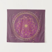 Golden Mandala op Plum | Elegante Heilige Geometri Wandkleed (Voorkant (horizontaal))