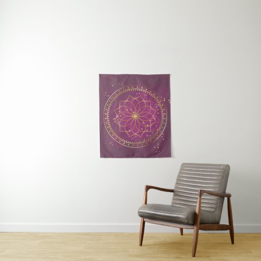 Golden Mandala op Plum | Elegante Heilige Geometri Wandkleed (In situ)
