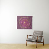 Golden Mandala op Plum | Elegante Heilige Geometri Wandkleed (In Situ (horizontaal))