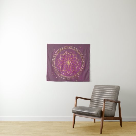 Golden Mandala op Plum | Elegante Heilige Geometri Wandkleed (In Situ (horizontaal))