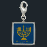 Golden Menorah Charm<br><div class="desc">Square sterling zilveren geplateerde charme met een afbeelding van een gouden menorah en optionele tekst op koningsblauw. Zie bijpassende vierkante knop,  grote vierkante sleutelhanger van hoogwaardig metaal,  vierkant ketting en polshorloge horloge. Zie het volledige collectie van de Hanukkah Charm onder de categorie ACCESSOIRES in de sectie FEESTDAGEN.</div>