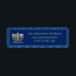 Golden Menorah Decoratief Etiket<br><div class="desc">Dit retouradreslabel heeft een gouden menora op een donkerblauw centrum en de achtergrond is een licht en donkerblauw decoratief ontwerp. De tekst op dit label kan worden aangepast en gebruikt als retouradres label of kan worden gebruikt als cadeau label!</div>
