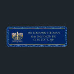 Golden Menorah Decoratief Etiket<br><div class="desc">Dit retouradreslabel heeft een gouden menora op een donkerblauw centrum en de achtergrond is een licht en donkerblauw decoratief ontwerp. De tekst op dit label kan worden aangepast en gebruikt als retouradres label of kan worden gebruikt als cadeau label!</div>