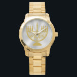 Golden Menorah Horloge<br><div class="desc">Unisex overmaatse gouden armbandhorloge met een afbeelding van een gouden menorah op gleaming zilver. Zie bijpassende vierkante knop, vierkante meter, grote vierkante sleutelhanger van hoogwaardig metaal en vierkant ketting. Zie het volledige collectie van de Horloge van de Hanukkah onder de categorie van ACCESSOIRES in de sectie van FEESTDAGEN.</div>