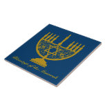 Golden Menorah Tegeltje<br><div class="desc">Vierkante keramische tegels met een afbeelding van een gouden menorah en optionele tekst op koningsblauw. Zie bijpassend papieren bord en onderzetters. Zie het volledige collectie van de Tegel van Hanukkah onder de categorie van het Huis in de sectie van FEESTDAGEN.</div>