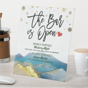 Golden Mountain Wedding The Bar is Open Drink Menu Reclamebord Met Voetstuk