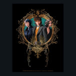 Golden Newt, Tina en Leta Art Deco Portrait Poster<br><div class="desc">FANTASTISCHE BEASTEN: DE CRIMINALITEITEN VAN GRINDELWALD™ | Bekijk dit nieuwe kunstportret met PORPENTINA GOLDSTEIN™,  NEWT SCAMANDER™ en Leta Leodd in een  cirkelvormig lijst. Bekijk deze prachtige afbeelding vandaag op je favoriete Zazzle-product!</div>