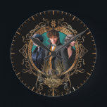 Golden Newt, Tina en Leta Art Deco Portrait Ronde Klok<br><div class="desc">FANTASTISCHE BEASTEN: DE CRIMINALITEITEN VAN GRINDELWALD™ | Bekijk dit nieuwe kunstportret met PORPENTINA GOLDSTEIN™,  NEWT SCAMANDER™ en Leta Leodd in een  cirkelvormig lijst. Bekijk deze prachtige afbeelding vandaag op je favoriete Zazzle-product!</div>