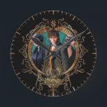 Golden Newt, Tina en Leta Art Deco Portrait Ronde Klok<br><div class="desc">FANTASTISCHE BEASTEN: DE CRIMINALITEITEN VAN GRINDELWALD™ | Bekijk dit nieuwe kunstportret met PORPENTINA GOLDSTEIN™,  NEWT SCAMANDER™ en Leta Leodd in een  cirkelvormig lijst. Bekijk deze prachtige afbeelding vandaag op je favoriete Zazzle-product!</div>