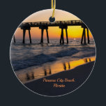 Golden Panama City Beach Zonsondergang Reflecties Keramisch Ornament<br><div class="desc">Ornament souvenir met een dramatisch mooie gouden zonsondergang naast de M.B. Miller County Pier in Panama City Beach, Florida. Ik hou van de gouden pier reflecties langs de kustlijn als de golven terug te trekken in de Golf van Mexico. Op zoek naar meer prints of producten? Voel je vrij om...</div>