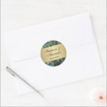 Golden Peacock Feather Wedding Ronde Sticker<br><div class="desc">Stickers voor een weddenschap of een envelop. Elegant en geraffineerde pauw vether achtergrond in rijke verzadigde kleuren van koninklijk blauw, kopergoud, en blauwgroen smaragdgroen. De pauw is een statelijke vogel met sierveren en het maakt een mooi display voor een zomerbruiloft of elke keer dat goudgradiënten met een metallisch uitziende blik...</div>