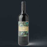 Golden Peacock Feather Wedding Wijn Etiket<br><div class="desc">Aangepaste etiketten met bedrukte wijnflessen voor bruiloft. Elegant en geraffineerde pauw vether achtergrond in rijke verzadigde kleuren van koninklijk blauw, kopergoud, en blauwgroen smaragdgroen. De pauw is een statelijke vogel met sierveren en het maakt een mooi display voor een zomerbruiloft of elke keer dat goudgradiënten met een metallisch uitziende blik...</div>