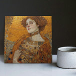 Golden Phase Gustav Klimt Mosaic Edwardian Woman C Tegeltje<br><div class="desc">Deze mooie keramische tegel kenmerkt een kunstwerk geïnspireerd door de 'gouden fase' van Gustav Klimt, waarin een vrouw uit het Edwardiaanse tijdperk wordt afgebeeld. In deze periode was Klimt gefascineerd door Byzantijnse mozaïeken en ontwikkelde hij zijn mozaïektechniek met gouden bladeren en levendige kleuren. Deze kunst brengt hulde aan Klimt's innovatieve...</div>