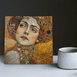 Golden Phase Gustav Klimt Mosaic Edwardian Woman C Tegeltje<br><div class="desc">Deze mooie keramische tegel kenmerkt een kunstwerk geïnspireerd door de 'gouden fase' van Gustav Klimt, waarin een vrouw uit het Edwardiaanse tijdperk wordt afgebeeld. In deze periode was Klimt gefascineerd door Byzantijnse mozaïeken en ontwikkelde hij zijn mozaïektechniek met gouden bladeren en levendige kleuren. Deze kunst brengt hulde aan Klimt's innovatieve...</div>
