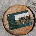 Golden Pine | Kerstfoto van Elegant Folie Feestdagenkaart<br><div class="desc">Een modern en elegant kerstfeestkaartontwerp met een horizontale foto op een groene achtergrond met een diepe spar,  voorzien van dennenbomen die met goudfolie zijn bedekt en voorzien zijn van sterren. Pas uw eigen vakantiegroet,  uw familienaam en het jaar aan.</div>