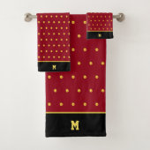 Golden Polka Dots & Monogram op Bourgogne & Zwart Bad Handdoek (Insitu)