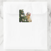 Golden rekwieg die naar de kerstboom kijkt vierkante sticker (Tas)