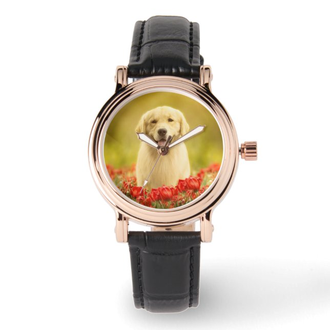 Golden Retirever in Red Flowers Horloge (Voorkant)