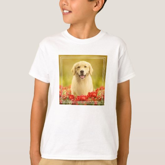 Golden Retirever in Red Flowers T-shirt (Voorkant)