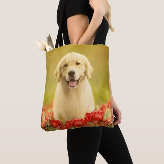 Golden Retirever in Red Flowers Tote Bag (Dichtbij)