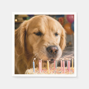 Golden Retriever Blaast Verjaardagskaarsen Uit Servet