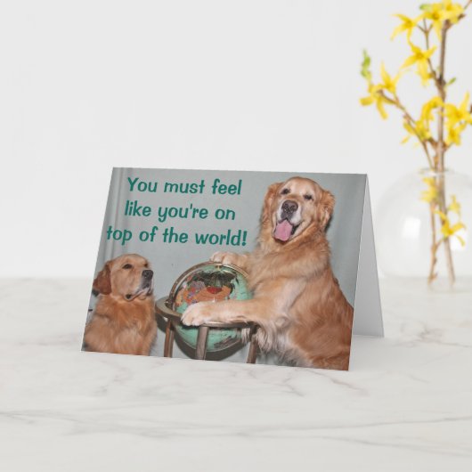 Golden retriever bovenop de Wereld Congrats Kaart (Gele Bloem)