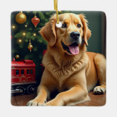 Golden Retriever by the Toy Train Christmas Keramisch Ornament (Voorkant)