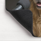 Golden Retriever die een podcast host Muismat (Hoek)