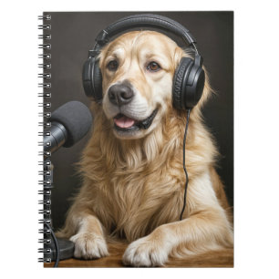 Golden Retriever die een podcast host Notitieboek