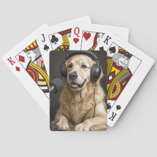 Golden Retriever die een podcast host Pokerkaarten