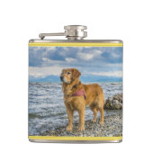 Golden retriever die zich op blauwe oceaan heupfles (Voorkant)