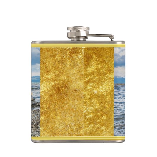 Golden retriever die zich op blauwe oceaan heupfles (Achterkant)