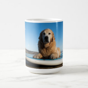 Golden Retriever Dog die op een pedaalbord leest Koffiemok