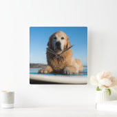 Golden Retriever Dog die op een pedaalbord leest Vierkante Klok (Huis)
