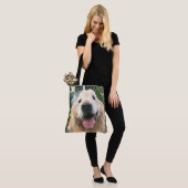 Golden Retriever Dog in de bloementuin Tote Bag (Op model)