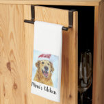 Golden Retriever Dog in Santa Hat, aangepaste teks Theedoek<br><div class="desc">Super schattige keukenhanddoek met een waterverf die een Golden Retriever-hond met een kersthoed uitwerpt. Voeg uw douanetekst toe om te personaliseren. Het maakt de perfecte vakantiecadeau voor gouden eigenaars,  hondenmoeders en dads,  chef-koks,  bakkerijen en nog veel meer.</div>
