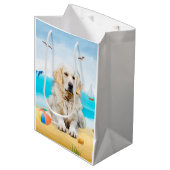 Golden Retriever Dog op strand Medium Cadeauzakje (Voorkant Gekanteld)