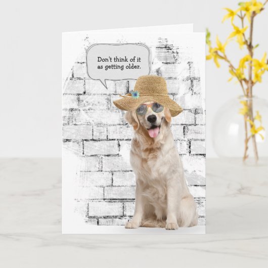 Golden Retriever draagt strokleurig pet verjaardag Kaart (Gele Bloem)