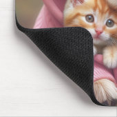 Golden Retriever en kitten in roze hoodie Muismat (Hoek)