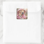 Golden Retriever en kitten in roze hoodie Vierkante Sticker (Tas)